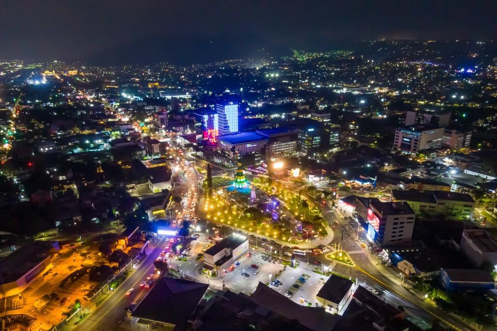 Vista aérea del monumento a El Salvador del Mundo iluminado por la noche.