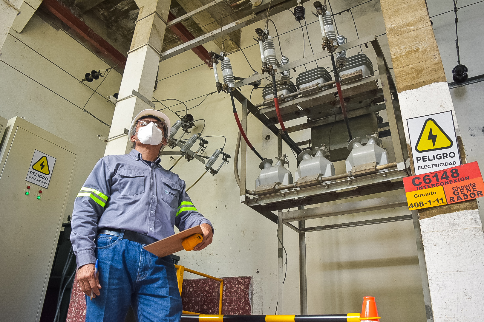 Técnico CECSA posa frente a generador eléctrico